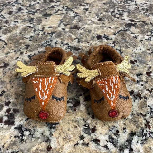 CJ by Crystal Jimmy Reindeer/Rudolph Hand Painted Holiday Moccasins 6-9 months - Picture 2 of 8